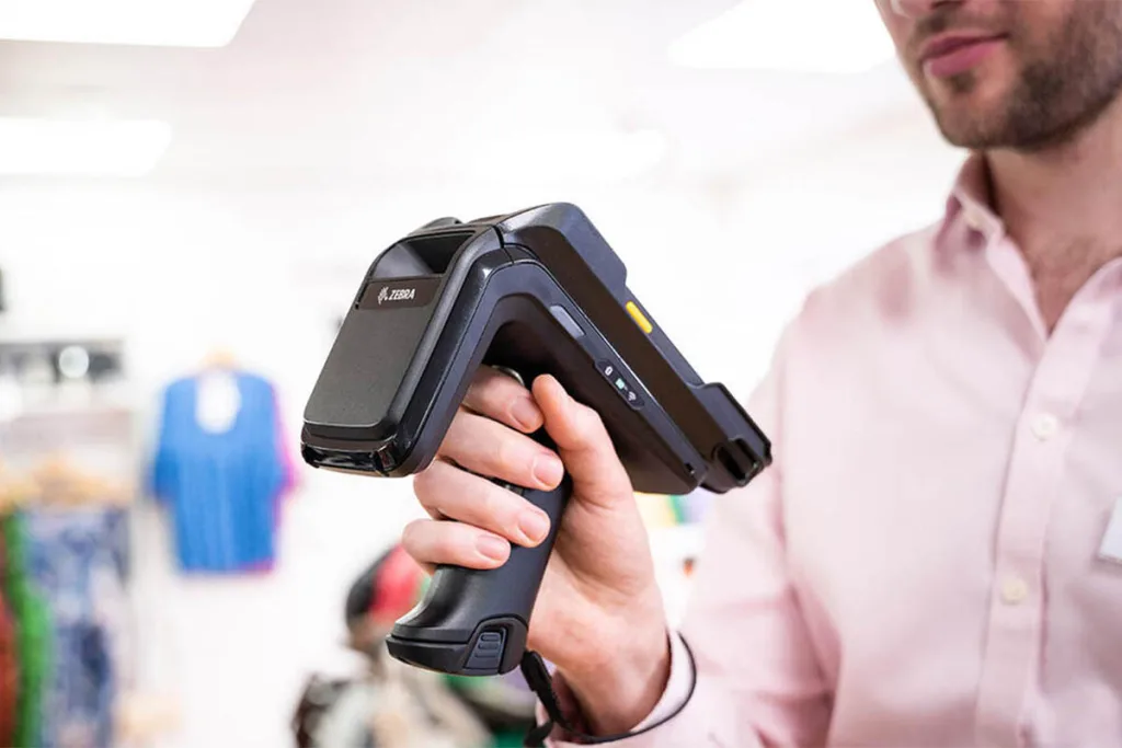 کارمندی درحال اسکن بارکدهای rfid در فروشگاه
