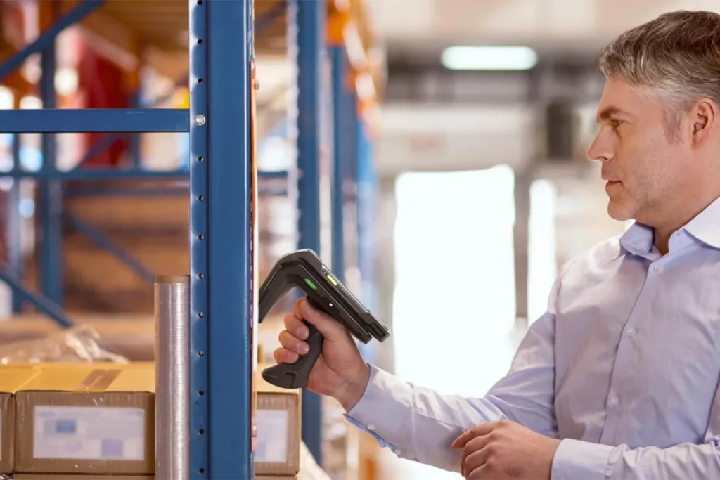 کارمندی درحال اسکن بارکدهای rfid در انبار